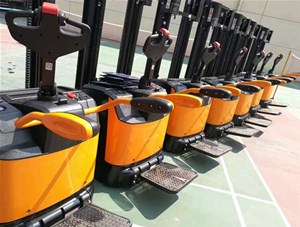  電動(dòng)堆高車(chē)，率生產(chǎn)工具！